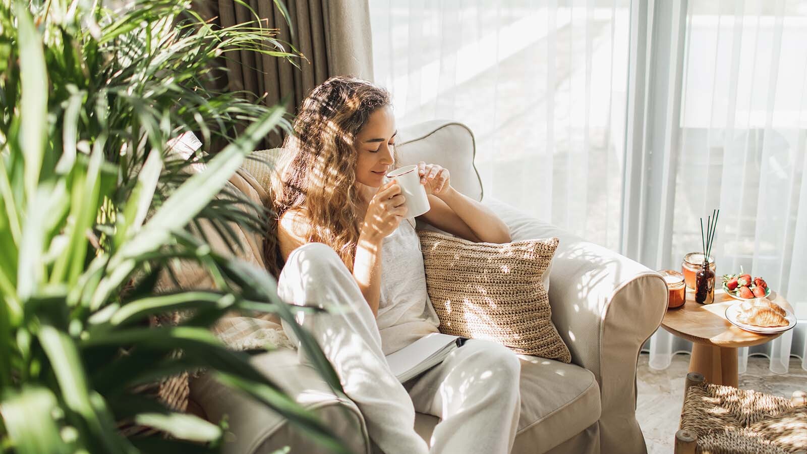 Mujer tomando café durante la mañana