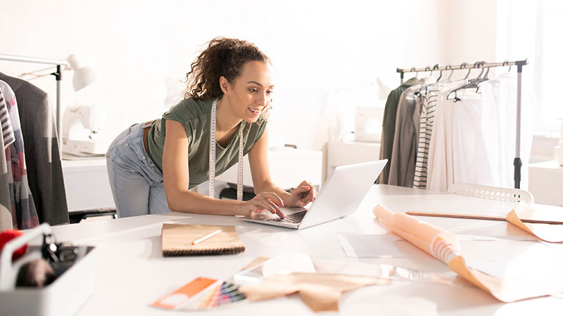 mujer emprendedora trabajando